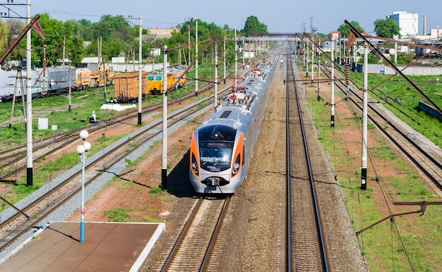 Train de voyageurs rapide moderne en Ukraine