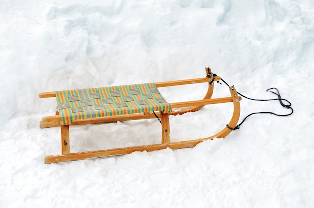 Traîneau en bois sur la neige