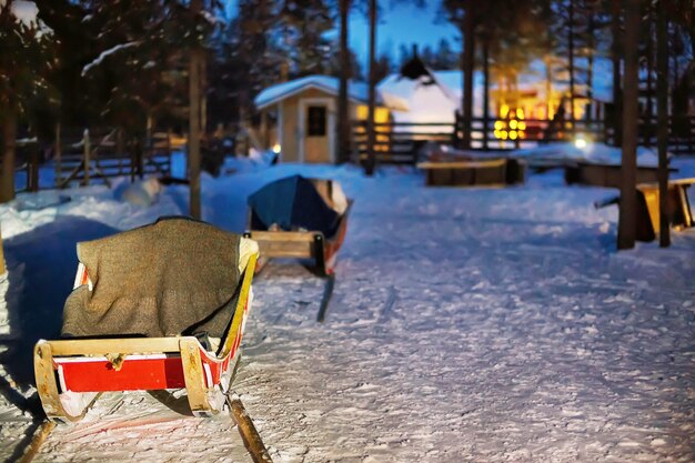Traîneau à rennes dans la ferme d'hiver la nuit à Rovaniemi, Laponie, Finlande. Tonifié