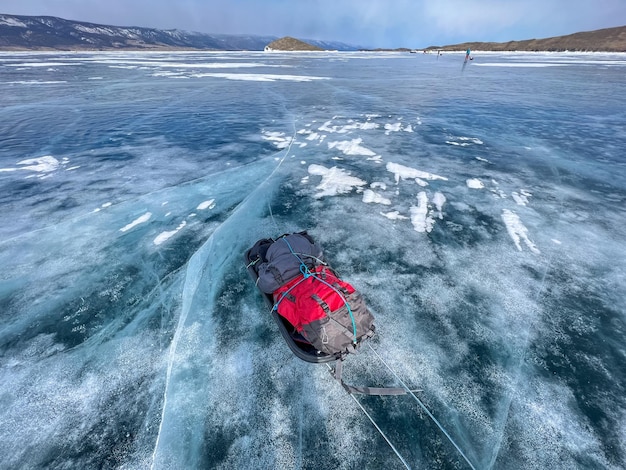 Traîneau traînant sur la glace gelée du lac Baïkal Trekking hivernal