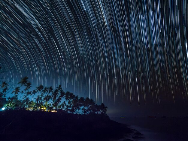 Photo la traînée des étoiles la nuit