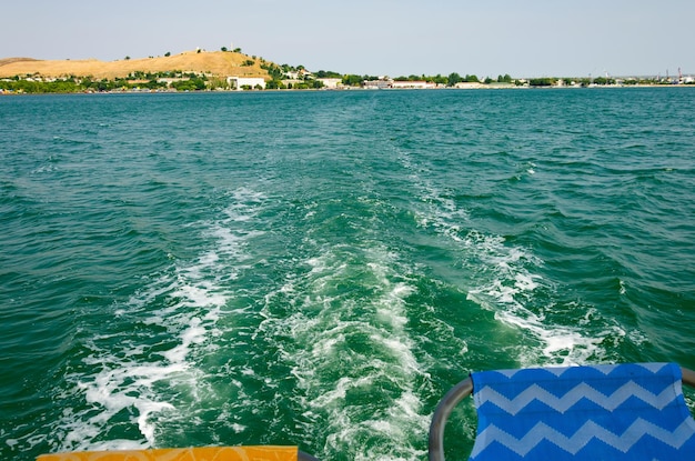 Une traînée de mousse provenant d'un bateau flottant.