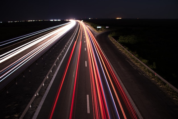 Traînée de nuit sur l&#39;autoroute