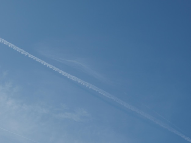 Des traînées d'avion dans le ciel