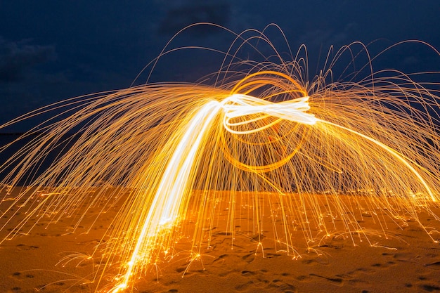 Des traînées de lumière contre le ciel la nuit