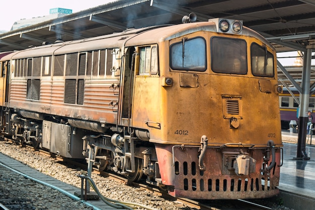 Les trains attendent à une plate-forme de la gare Hua Lamphong à Bangkok.