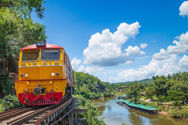 trains circulant sur la voie ferrée de la mort traversant la rivière kwai à kanchanaburi