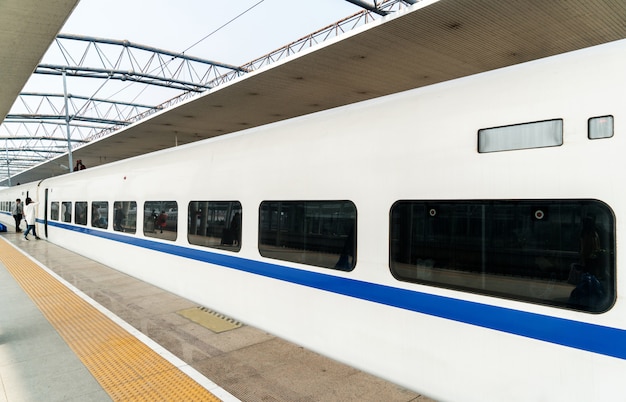 Les Trains à Grande Vitesse S'arrêtent à La Gare