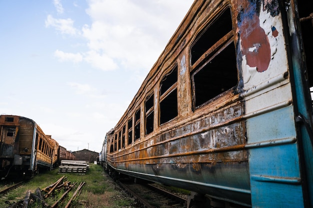 Trains et wagons explosés à la gare de la ville de Trostyanets Sumy Region Bâtiments civils Invasion militaire russe de l'Ukraine