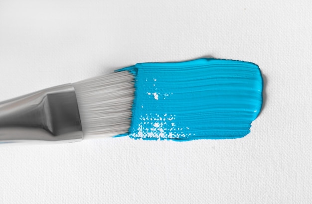 Trait de peinture à l'huile de couleur bleue sur fond blanc