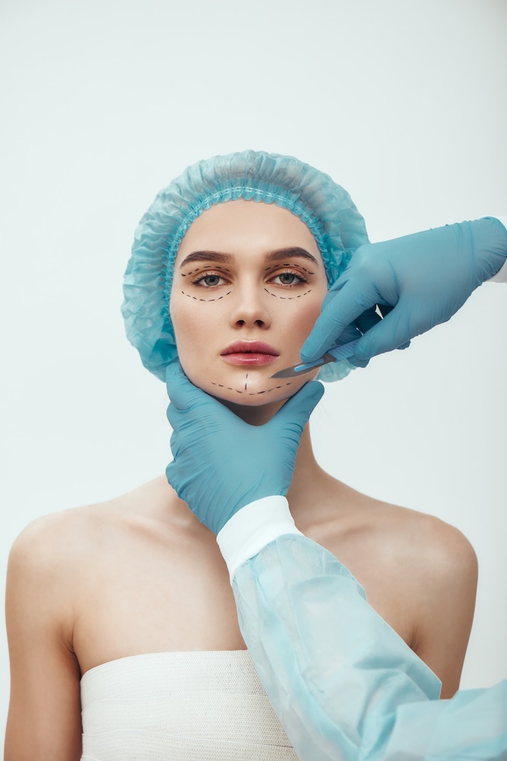 Photo traitement anti-vieillissement belle jeune femme au chapeau médical bleu avec des lignes pointillées sur elle