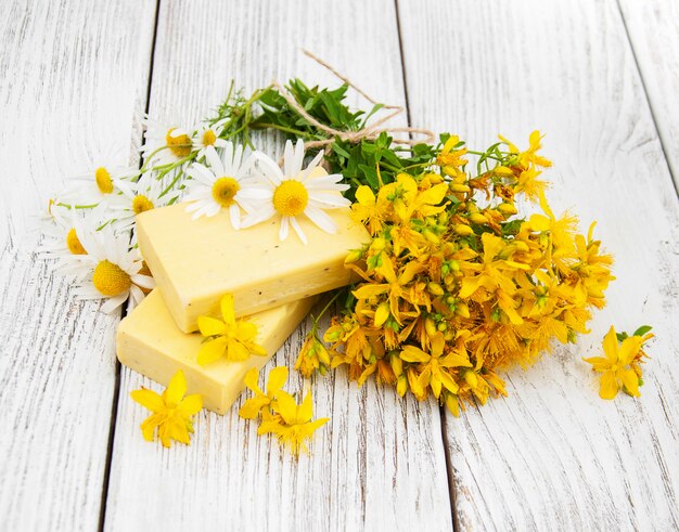 Traitement aux herbes - camomille, tutsan et savon