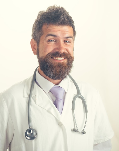Traitement de la clinique de soins de santé et concept médical sympathique médecin barbu gai avec stéthoscope