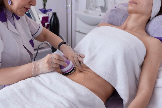 Traitement corporel par cavitation RF et médecine pour l'amélioration de la beauté et l'élimination de la graisse abdominale et de la cellulite Soins du corps spa