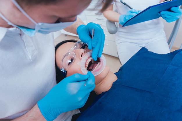 Traitement dentaire avec extenseur. Technologie moderne