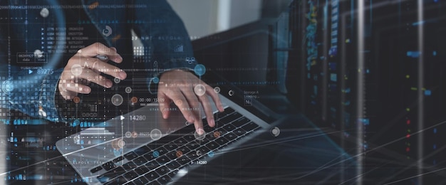 Traitement des données technologie numérique concept de réseau Internet Programmateur informatique travaillant sur les grandes données et le code informatique avec la salle de serveur du centre de données en arrière-plan
