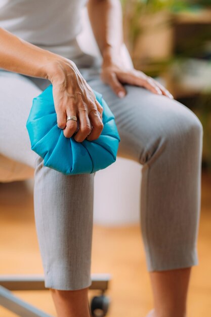 Traitement de la douleur au genou femme tenant un sac de glace sur son genou douloureux