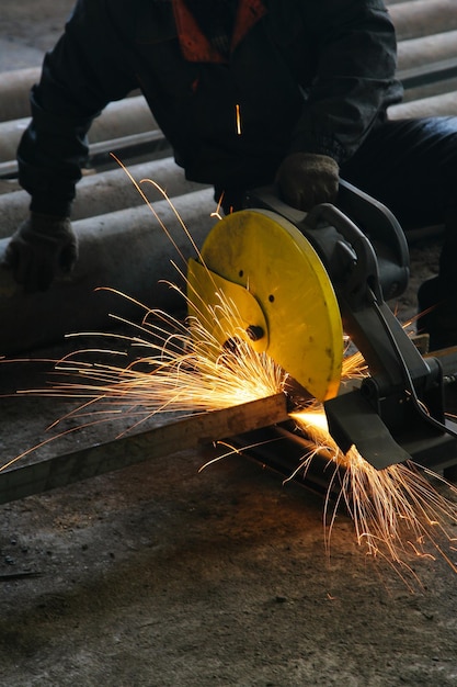 Traitement du métal dans une usine moderne