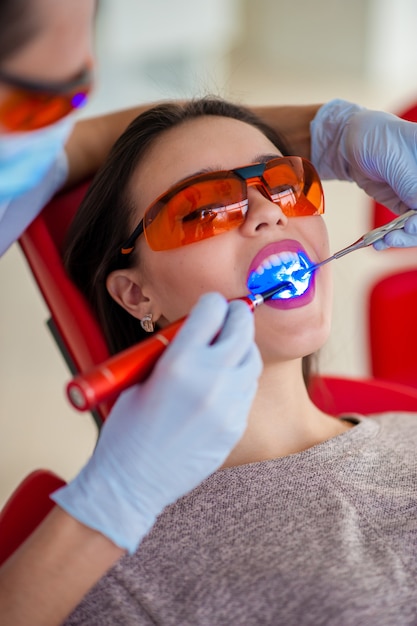 Traitement du phoque léger belle fille en dentisterie.