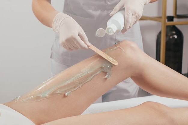 Traitement d'épilation au laser dans une clinique de beauté cosmétique