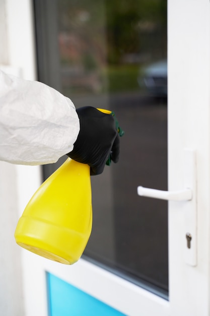 Photo traitement des locaux du coronovirus pendant l'épidémie