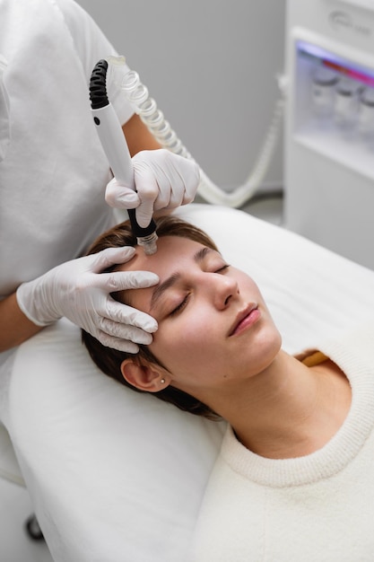 Photo traitement de la peau du visage féminin dans un salon de beauté photo de haute qualité