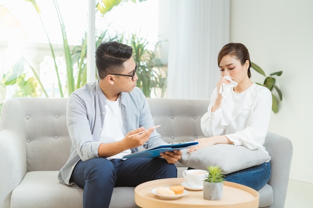 Traitement Psychologique. Psychologue Professionnel Aidant Son Patient Lors D'une Séance Avec Lui.