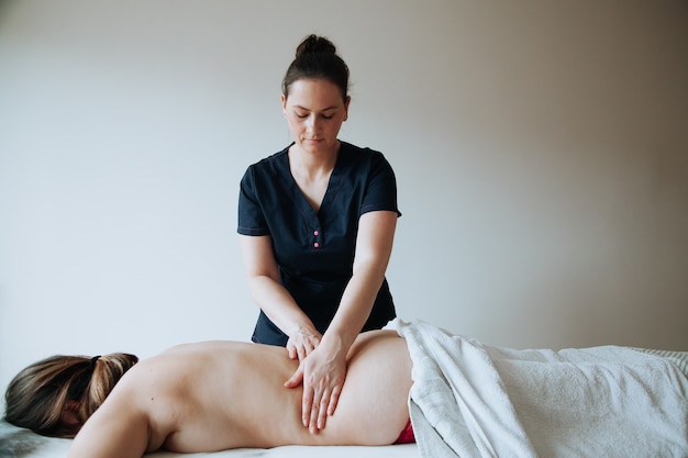 Traitement De Spa Concept De Soins De Santé Massothérapeute Faisant Un Massage