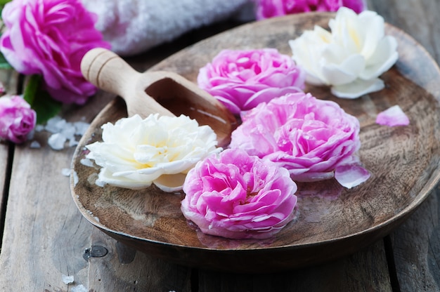 traitement de spa avec des roses et du sel