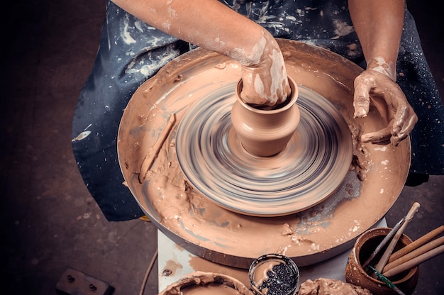 Traitement de la vaisselle en argile et fabrication de la vaisselle, processus. Céramiques d'artisanat et d'argile sur le tour du potier.