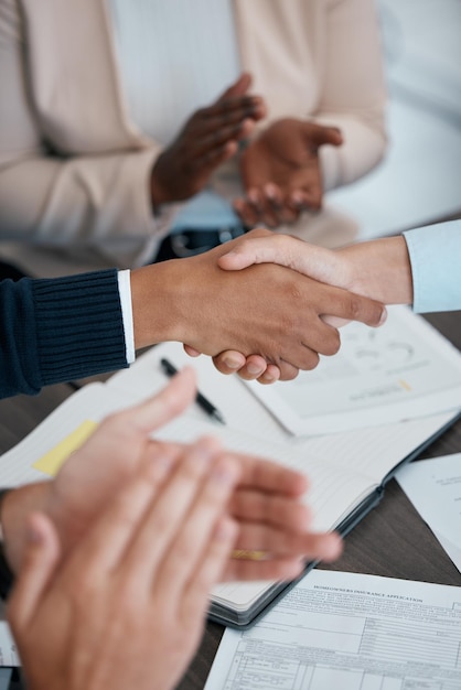 Traiter un contrat et une poignée de main avec des gens d'affaires en partenariat pour une réunion de bienvenue ou d'intégration Collaboration B2b et succès avec les mains d'un employé pour des objectifs de confiance et d'innovation