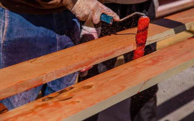 Traiter la planche de bois avec un antiseptique Mise au point sélective