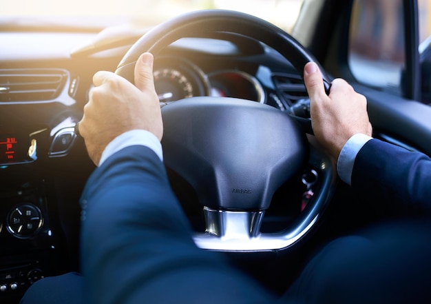 Le trajet quotidien Photo d'un homme d'affaires au volant de sa voiture