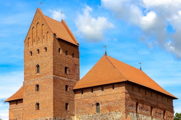 Trakai, Lituanie. Vue sur le château de Trakai en journée ensoleillée, le lac de Galve, en Lituanie. Détails de l'architecture.