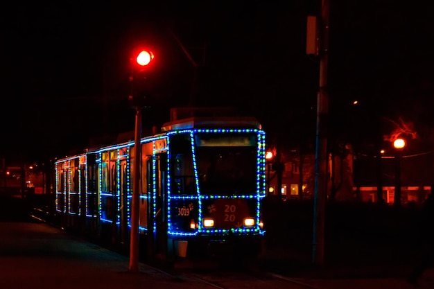 Tram décoré de lumières de Noël la nuit