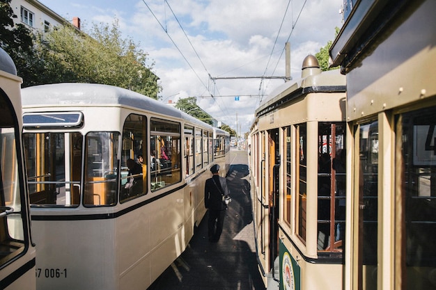 Photo le tram sur la route contre les nuages