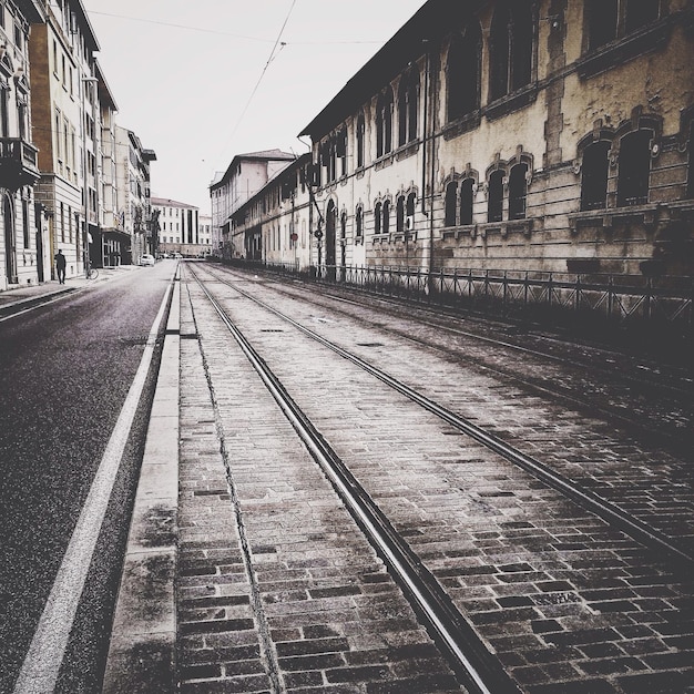 Photo tramway au milieu des bâtiments résidentiels