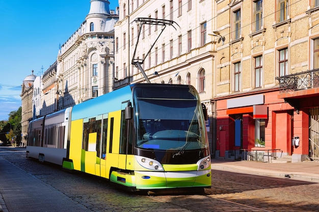 Tramway dans la rue de Riga en Lettonie.