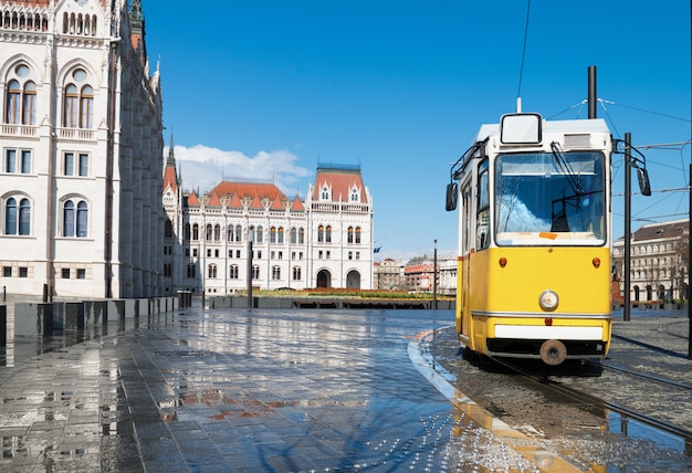 Tramway Historique Passant Par Le Parlement à Budapest, Hongrie