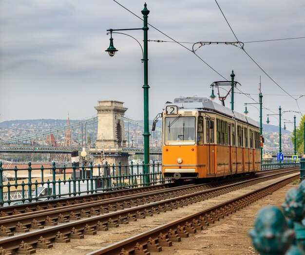 Tramway jaune Budapest Hongrie