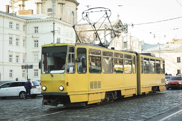 Tramway jaune dans la ville de Lviv en journée ensoleillée