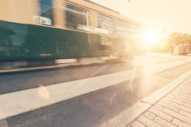 Tramway qui passe sur la route à Helsinki