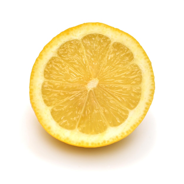 Tranche d'agrumes citron isolé sur fond blanc Concept créatif de jus de fruits fraîchement pressés Vue de dessus mise à plat