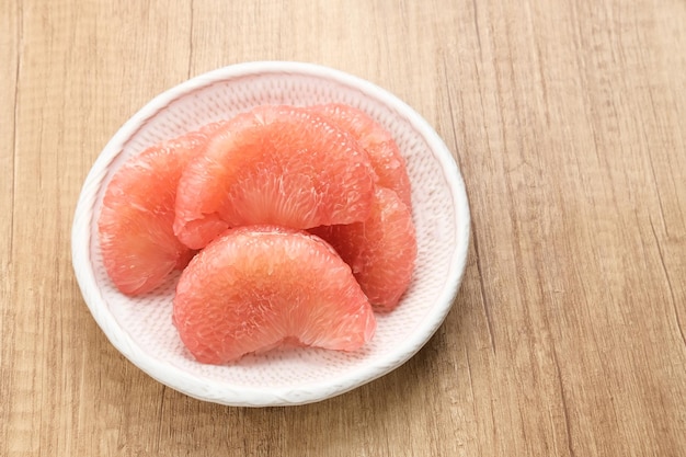 Tranche d'agrumes Pomelo rouge ou Jeruk Bali