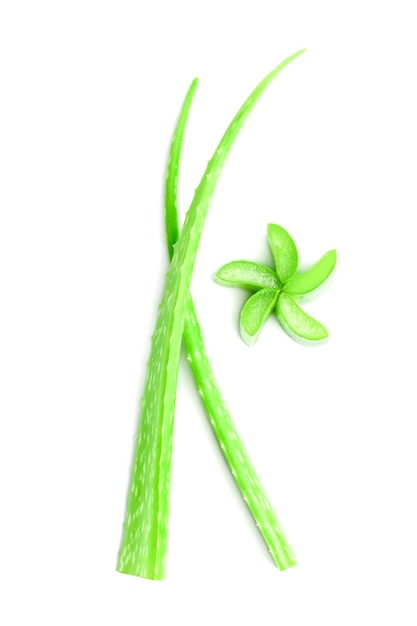 Photo tranche d'aloe vera frais isolé sur fond blanc. concept de produits de santé et de beauté.