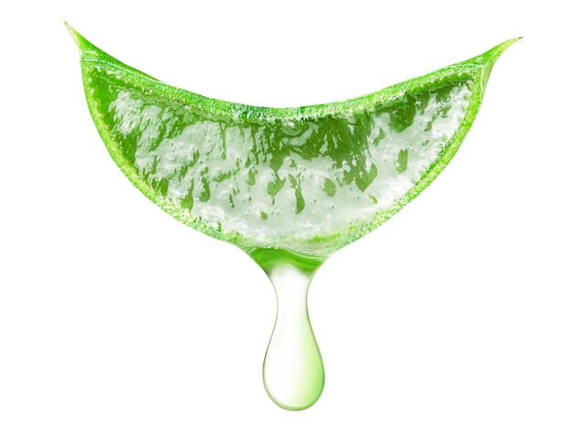 Une tranche d'aloe vera avec une goutte de jus sur un fond blanc isolé