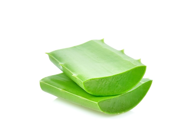 Tranche d'aloe vera isolé sur blanc