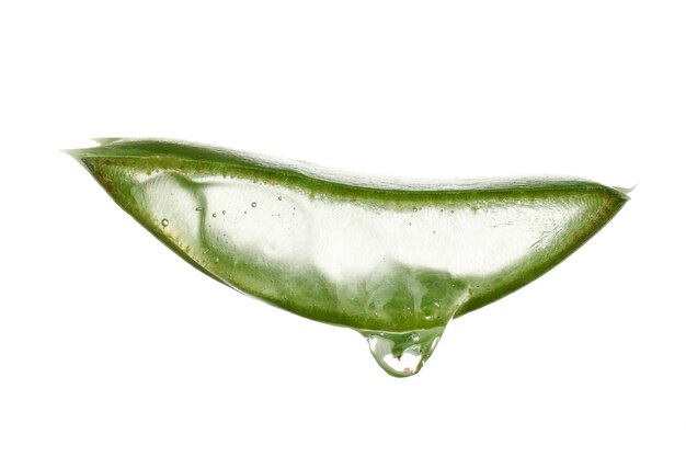 Tranche d'aloe vera isolé sur fond blanc