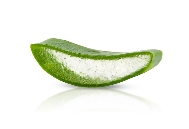 Une tranche d'aloe vera isolé sur fond blanc