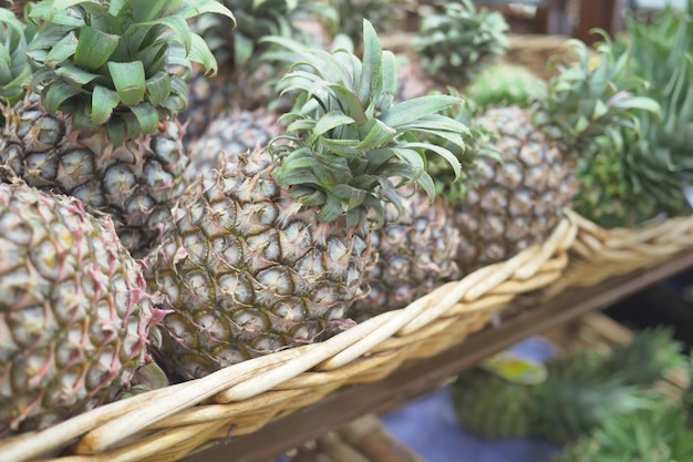 Tranche d'ananas dans un bol sur la table